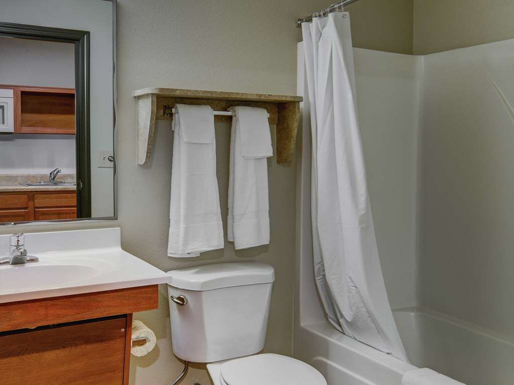 Woodspring Suites Kansas City Mission Merriam Room photo